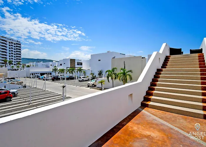 Oceanview Living Space & Balcony With Fiberoptic Wifi!
