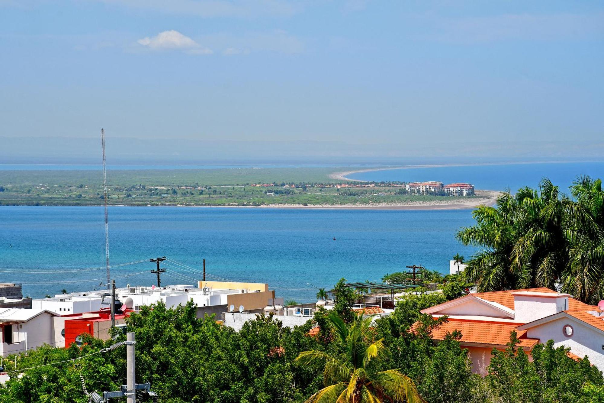 Oceanview Living Space & Balcony With Fiberoptic Wifi! La Paz
