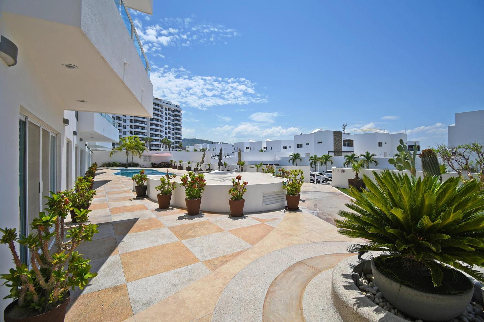 Hébergement de vacances Oceanview Living Space & Balcony With Fiberoptic Wifi!