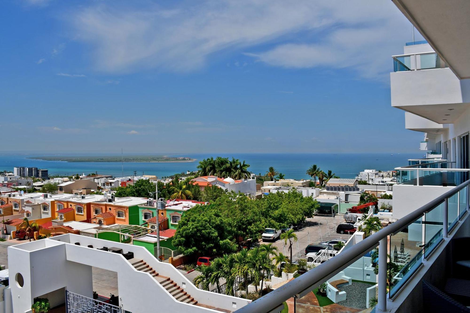 Oceanview Living Space & Balcony With Fiberoptic Wifi!