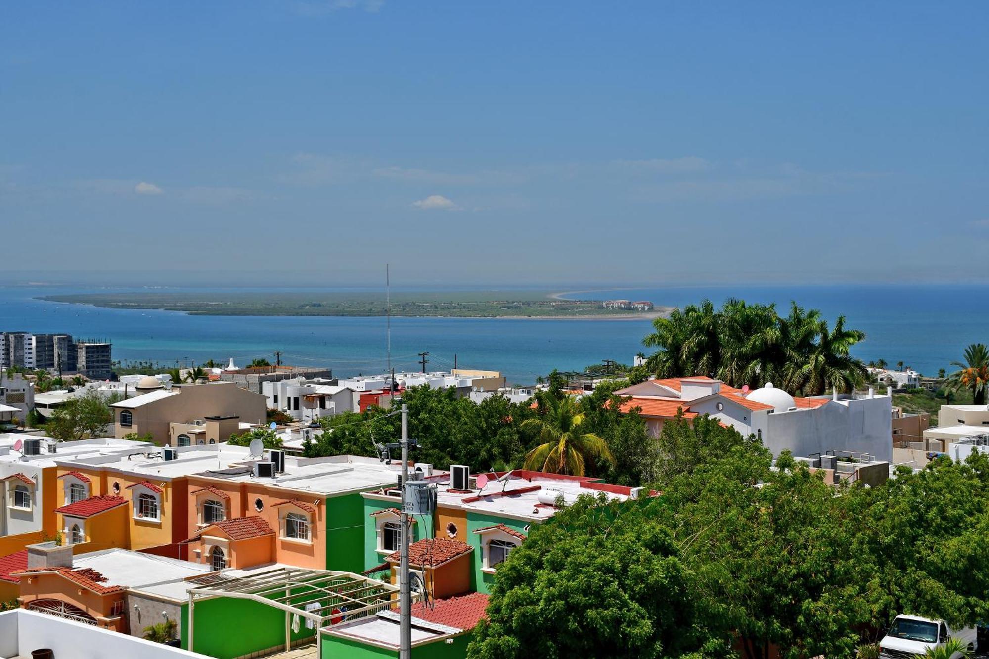 Oceanview Living Space & Balcony With Fiberoptic Wifi! *