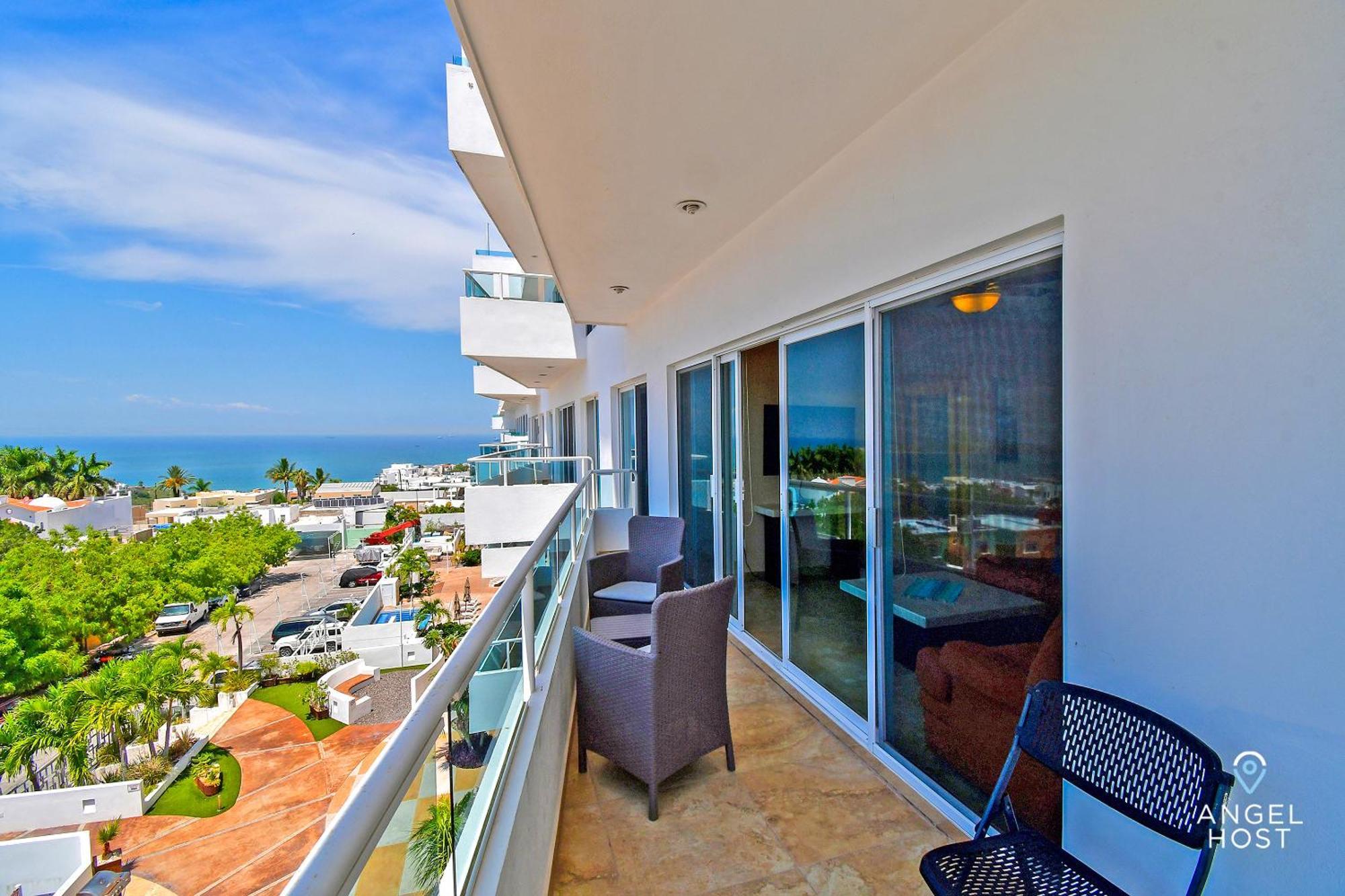 Oceanview Living Space & Balcony With Fiberoptic Wifi!