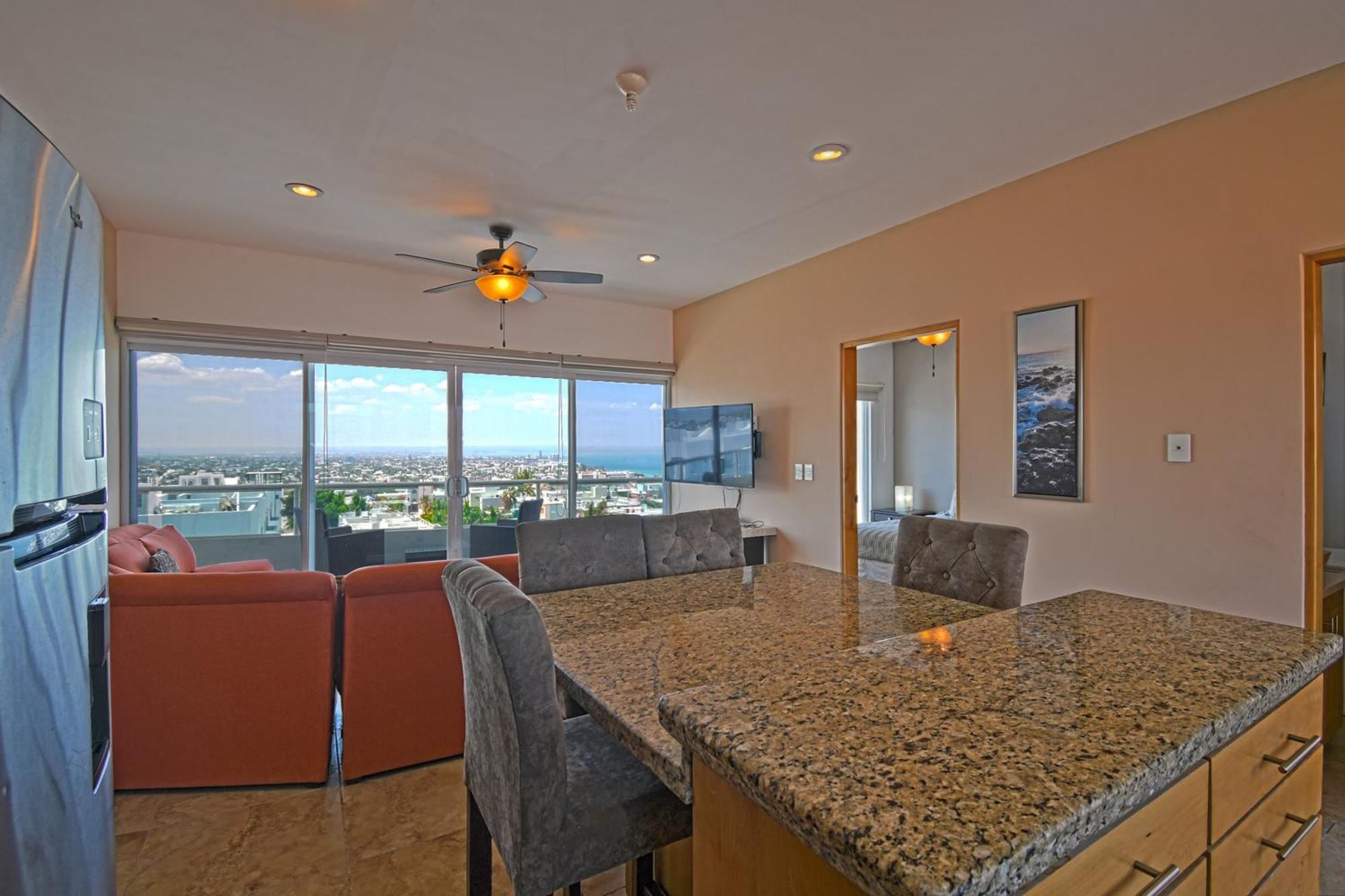 Oceanview Living Space & Balcony With Fiberoptic Wifi! La Paz