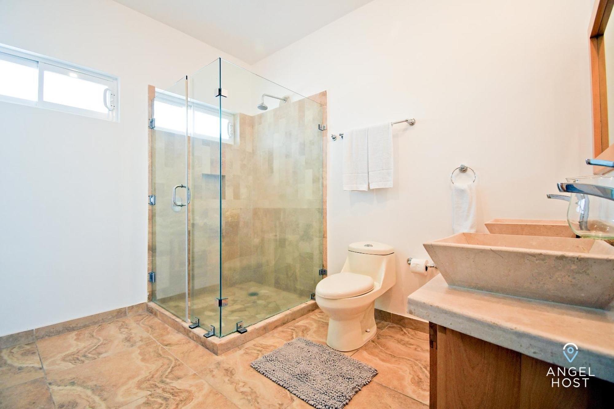 Oceanview Living Space & Balcony With Fiberoptic Wifi! Hébergement de vacances